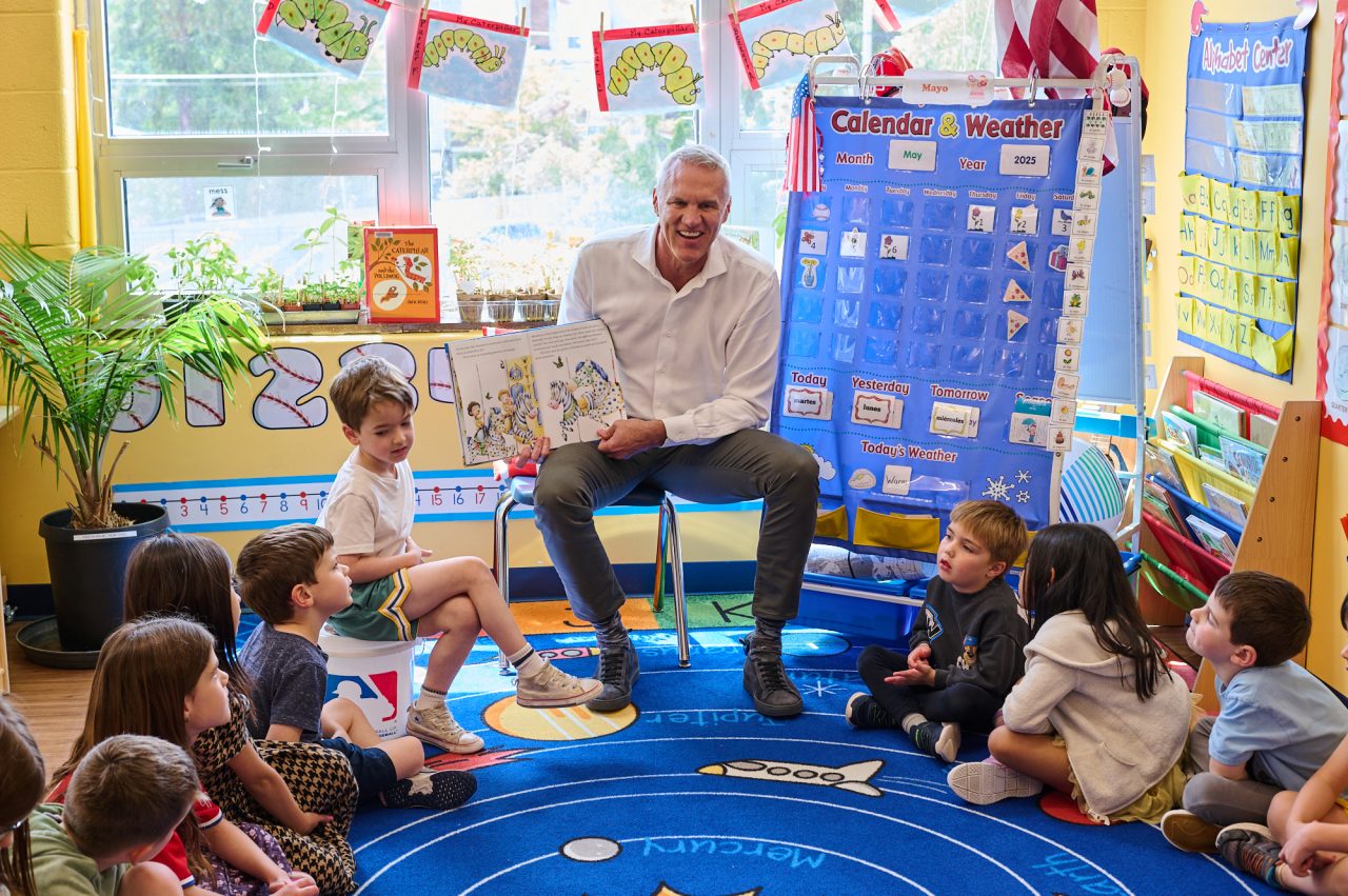 Darin Harris reading to children